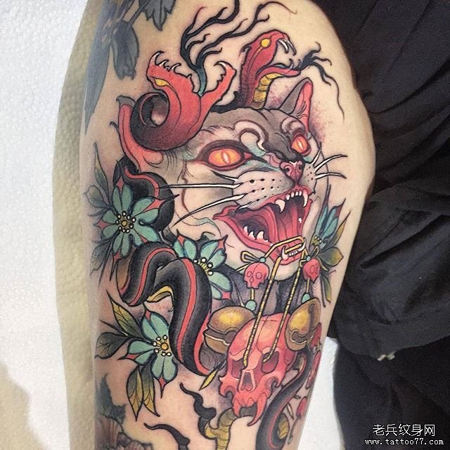 大臂school猫咪蛇纹身图案