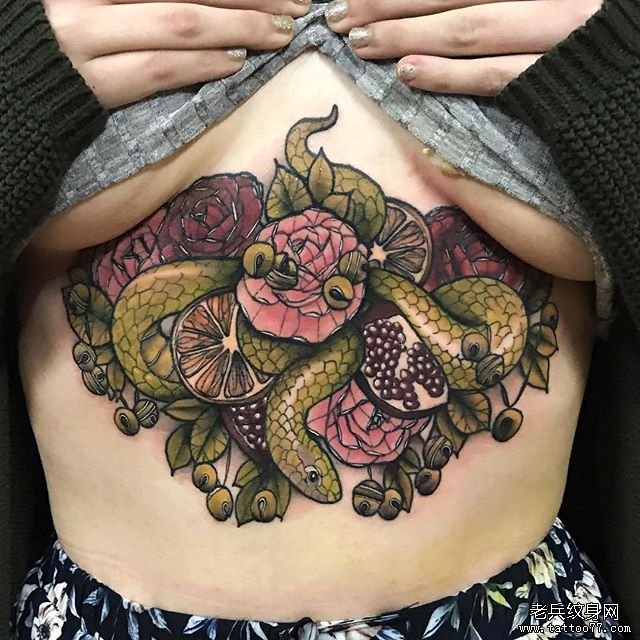 腹部玫瑰蛇纹身图案