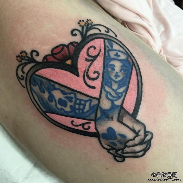 色彩爱心手纹身图案