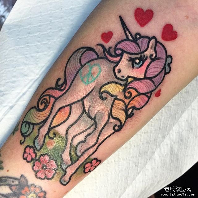 色彩独角兽纹身图案
