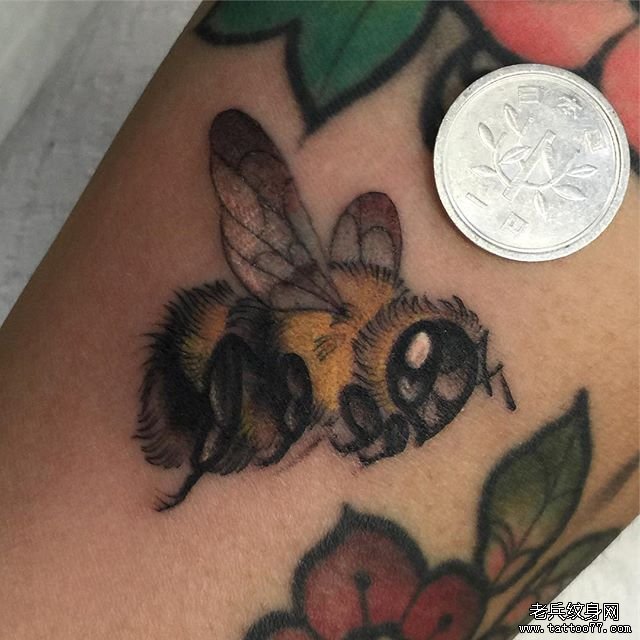 色彩蜜蜂纹身图案