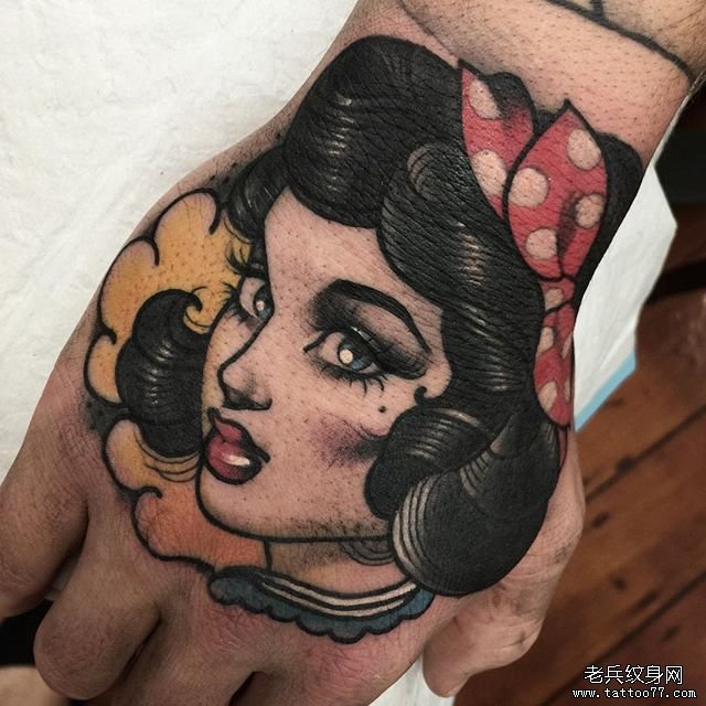 色彩女郎手背纹身图案