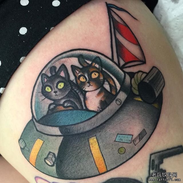 色彩飞碟猫咪纹身
