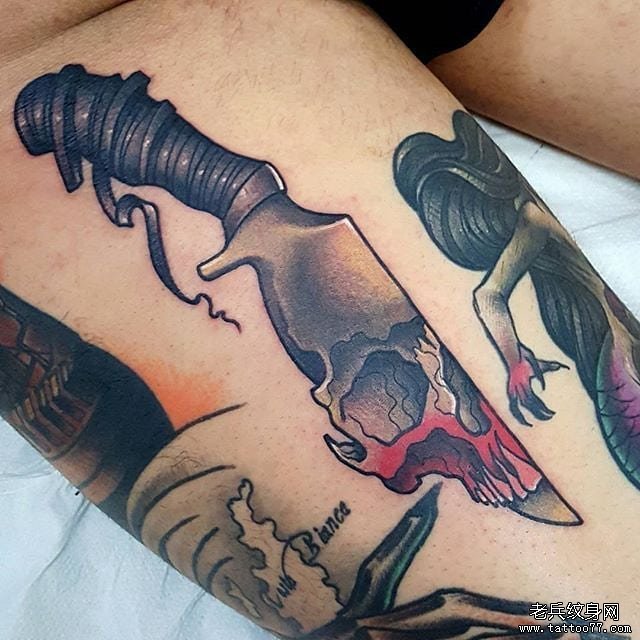 大腿骷髅匕首纹身图案