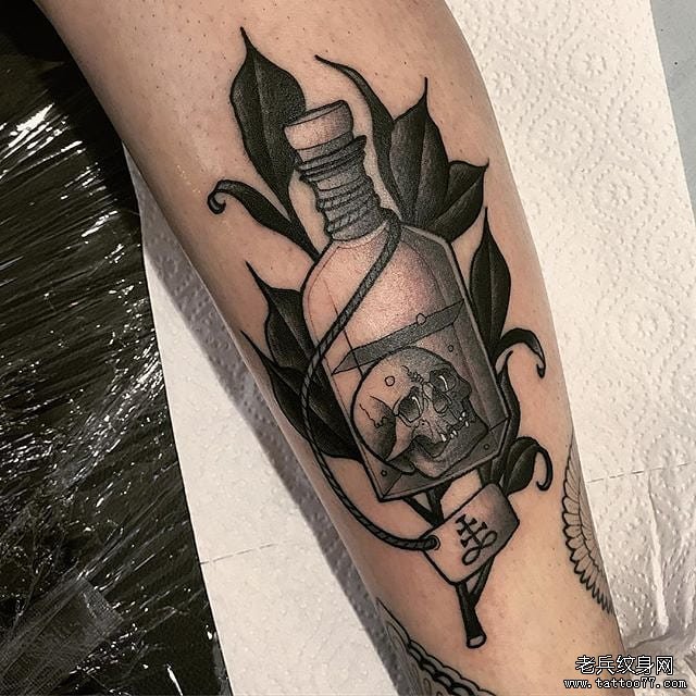 小腿酒瓶骷髅纹身图案