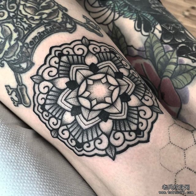 手臂点刺梵花纹身