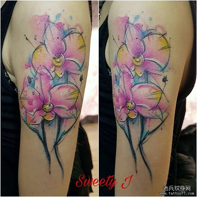 大臂水彩花纹身图案