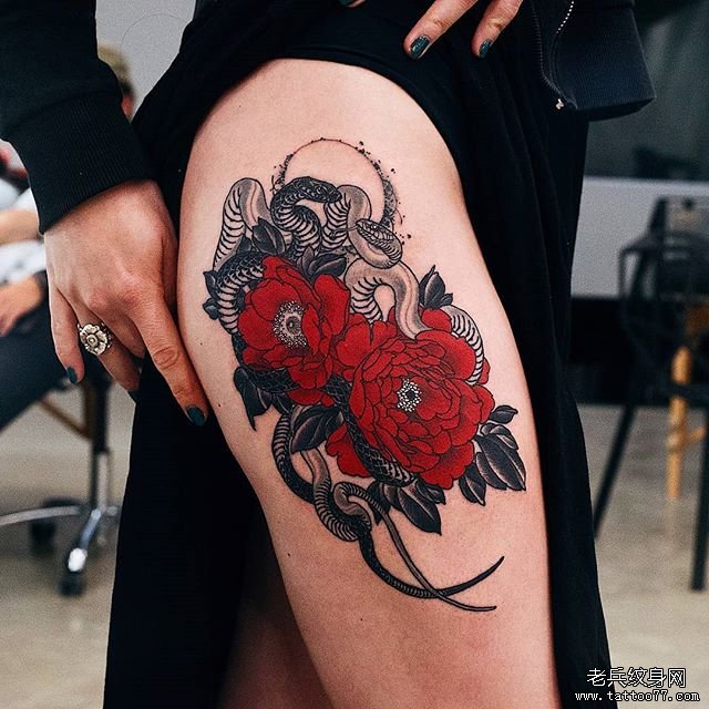大腿牡丹蛇纹身图案