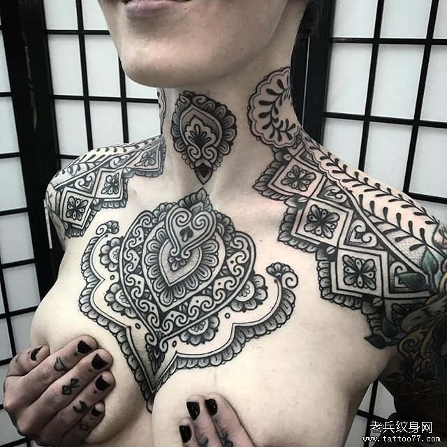 前胸梵花纹身图案