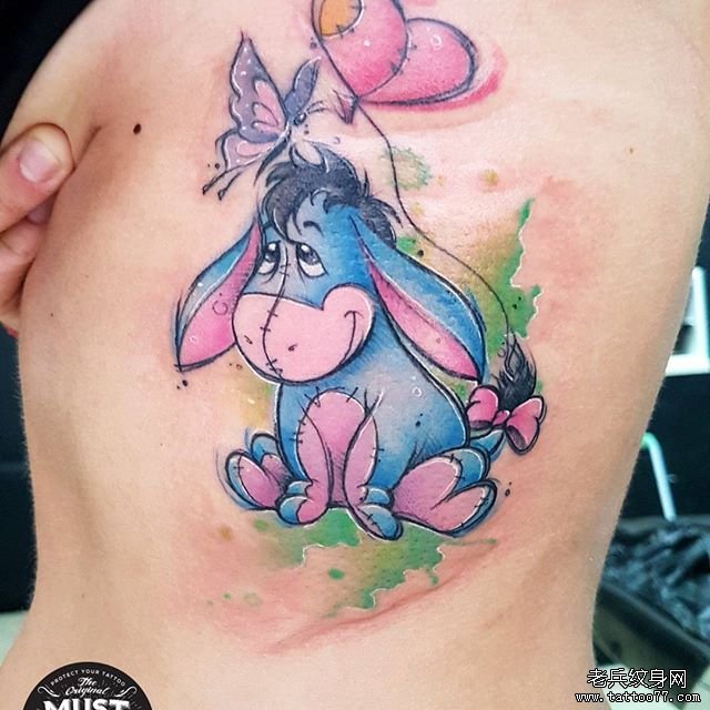 侧腰彩色个性兔子纹身图案