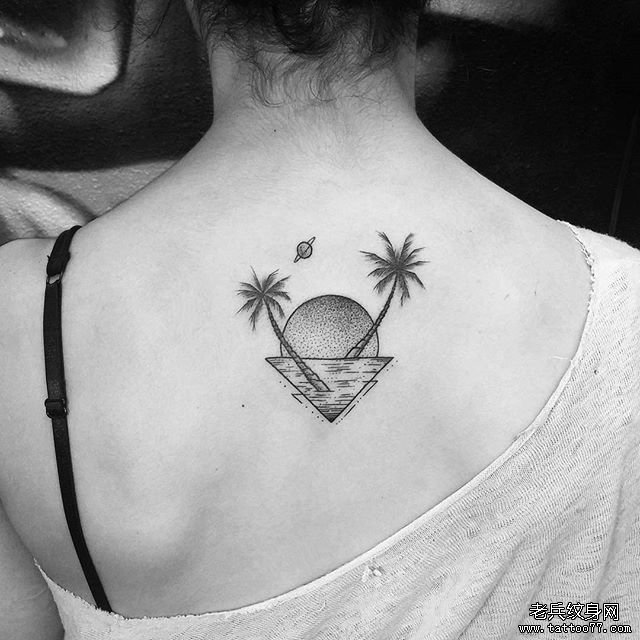 背部几何椰树纹身图案