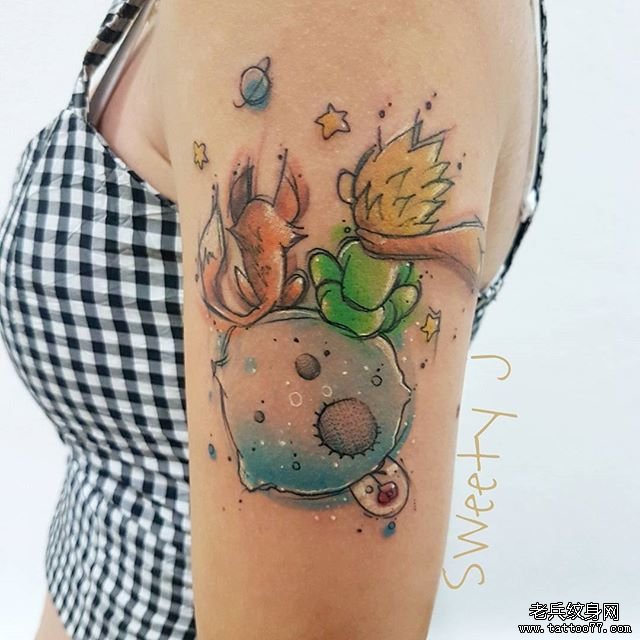 大臂个性彩色纹身图案