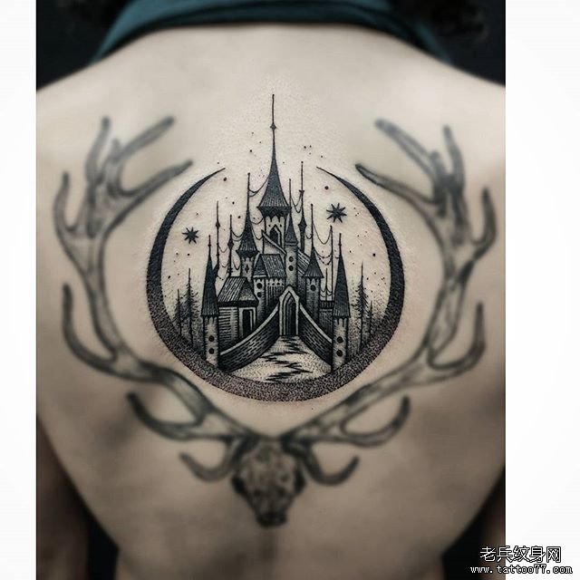 背部月亮城堡纹身图案