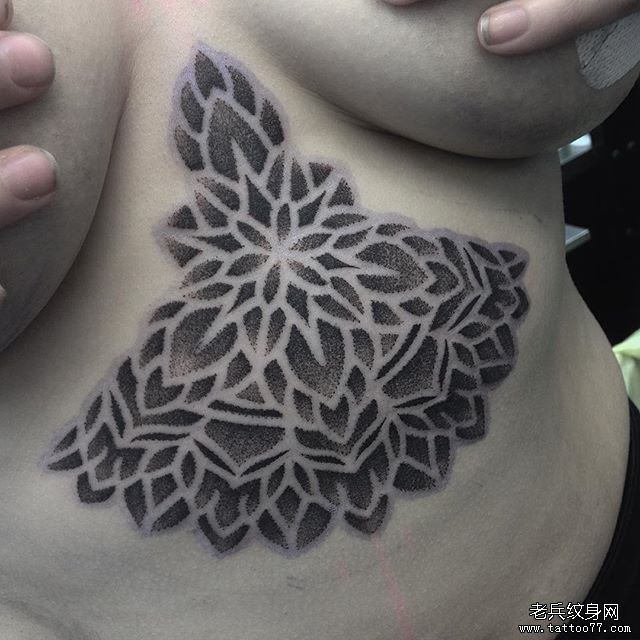 胸下点刺梵花纹身