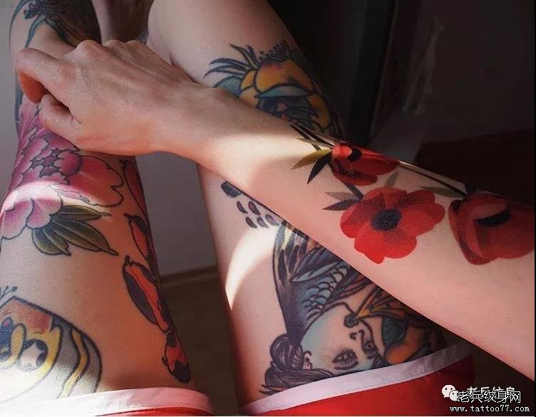 俄国毛妹，靠着独特的纹身设计而出名，连Nike都抢着跟她合作！