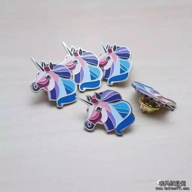俄国毛妹，靠着独特的纹身设计而出名，连Nike都抢着跟她合作！