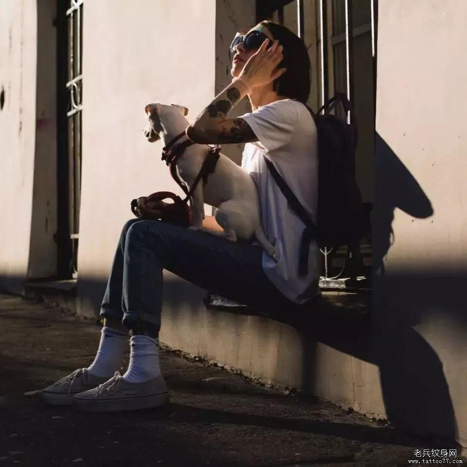俄国毛妹，靠着独特的纹身设计而出名，连Nike都抢着跟她合作！