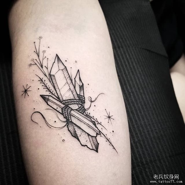 大臂小清新石晶纹身图案