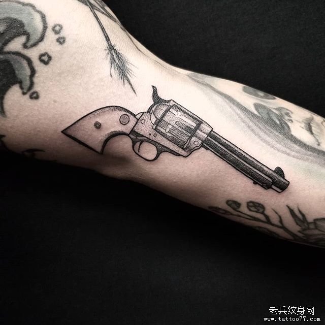 大臂手枪纹身图案