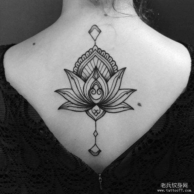 背部黑灰莲花纹身