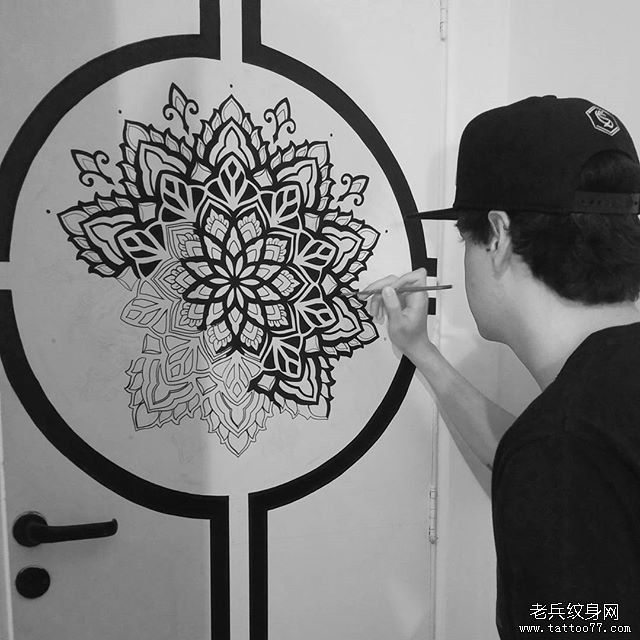 黑灰梵花纹身图案