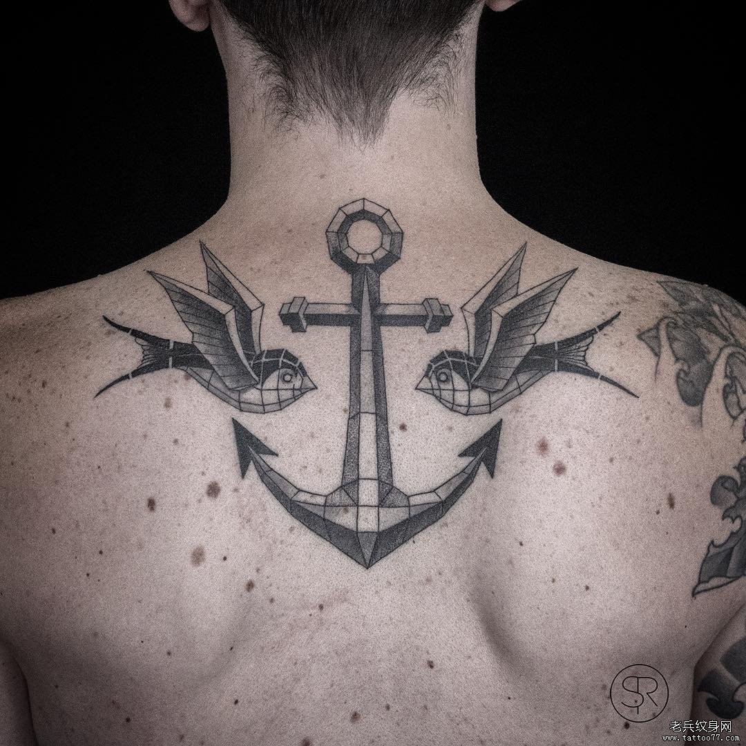 背部船锚燕子纹身图案