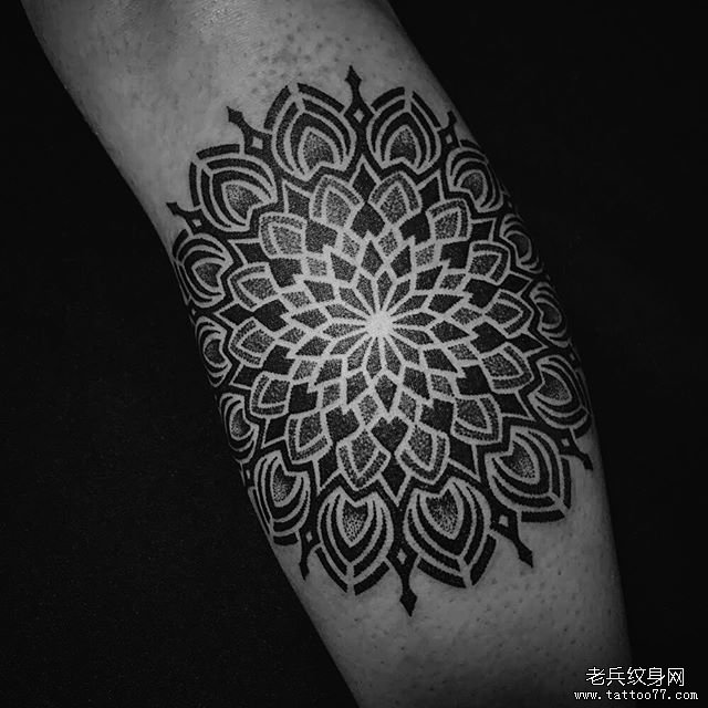 手臂梵花纹身图案