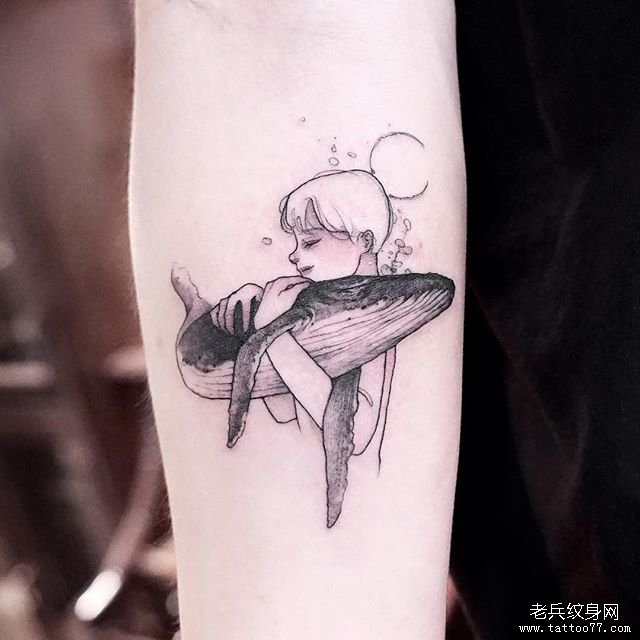 手臂简笔鲸鱼女孩纹身图案