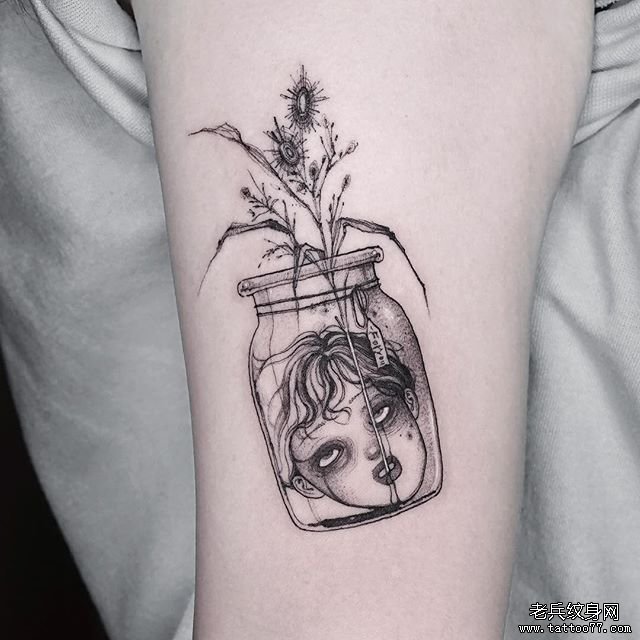 简笔男孩瓶子纹身图案