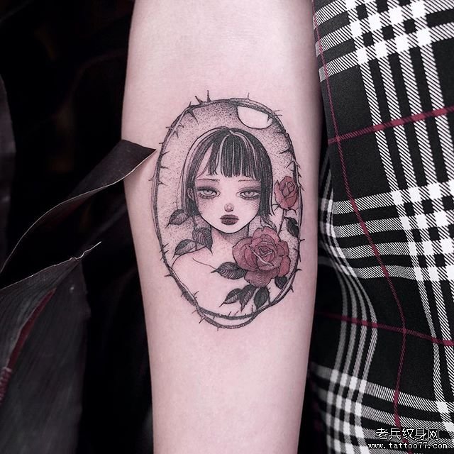 手臂个性女孩纹身图案