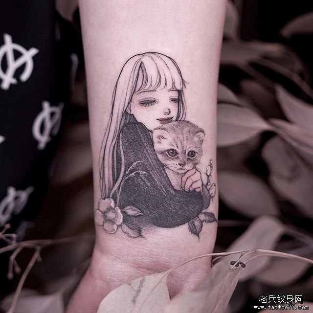 手臂女孩与猫个性简笔纹身图案