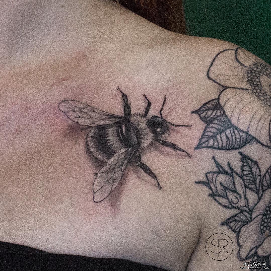 锁骨写实蜜蜂纹身图案