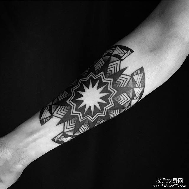 手臂黑灰梵花纹身