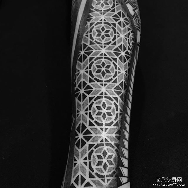 手臂几何梵花纹身