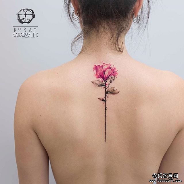 后背彩色花个性纹身图案