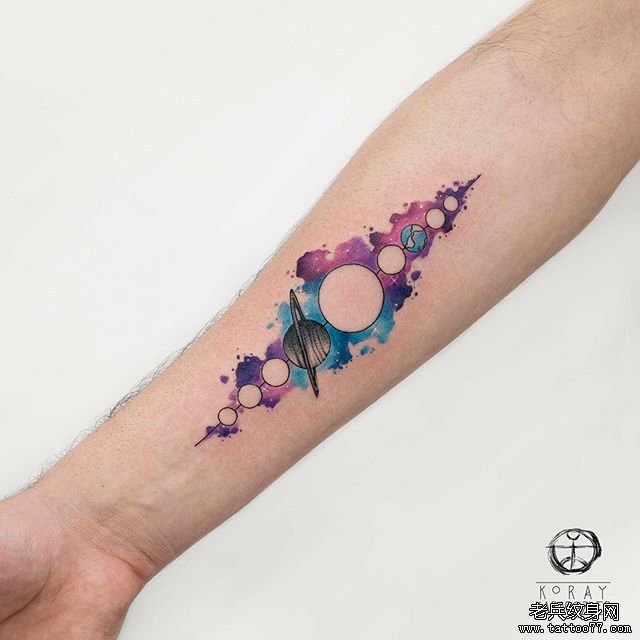 手臂个性水彩星球纹身图案