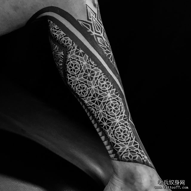 小腿黑灰梵花纹身