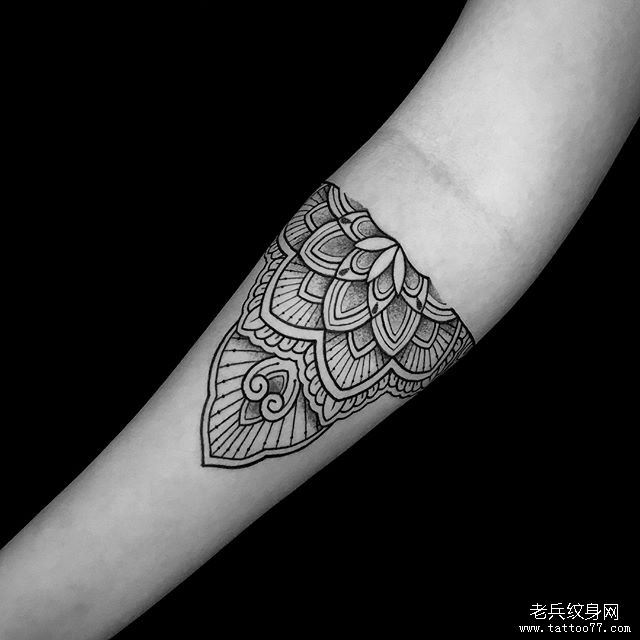 手臂黑灰梵花纹身
