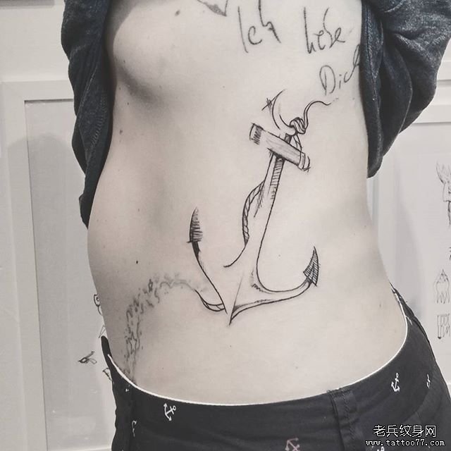 线条侧腰船锚纹身