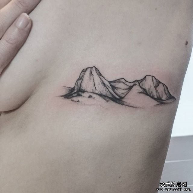 黑灰侧腰小清新山纹身