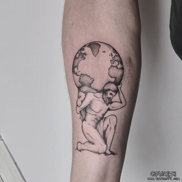 黑灰大臂地球人物纹身