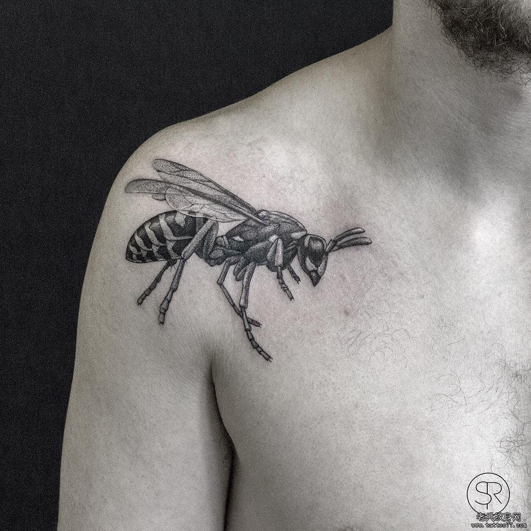 肩部黄蜂纹身图案