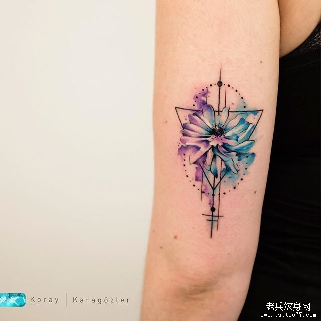 手臂个性几何水彩花纹身图案