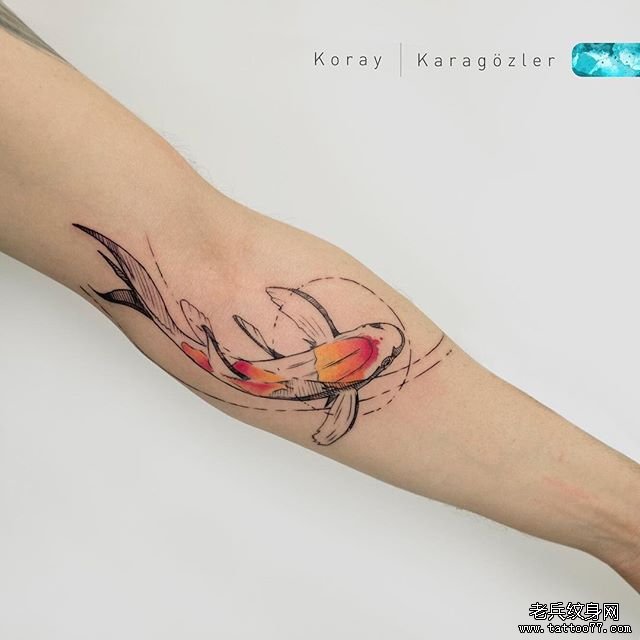 手臂个性彩色金鱼纹身图案