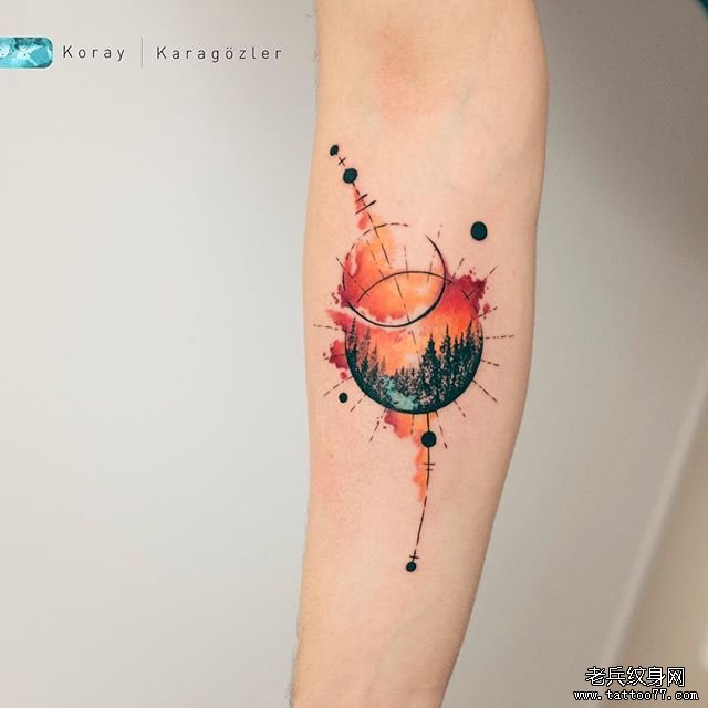 手臂个性水彩星球纹身图案