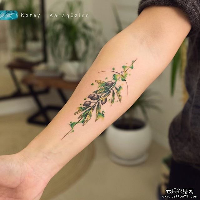 手臂个性彩色植物纹身图案