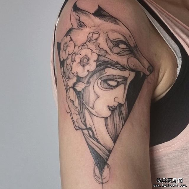 线条大臂狼美女纹身