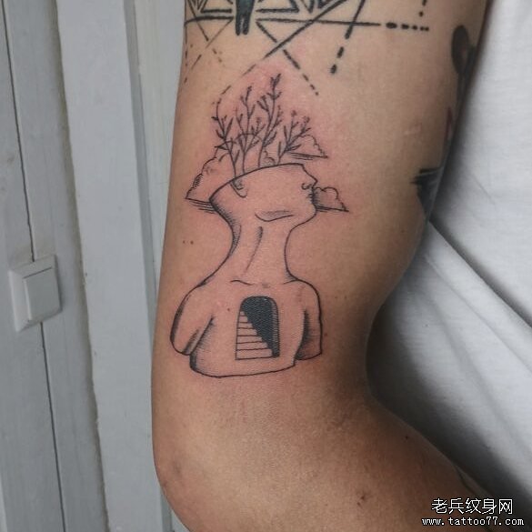 线条大臂人物纹身