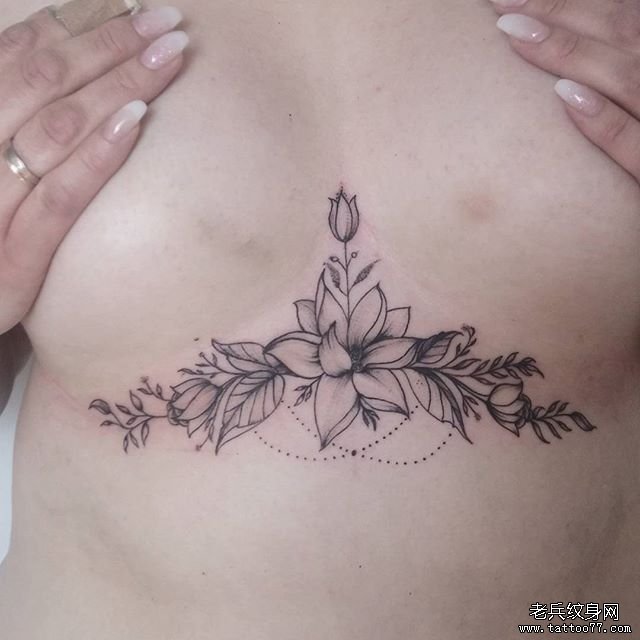 腹部花朵纹身