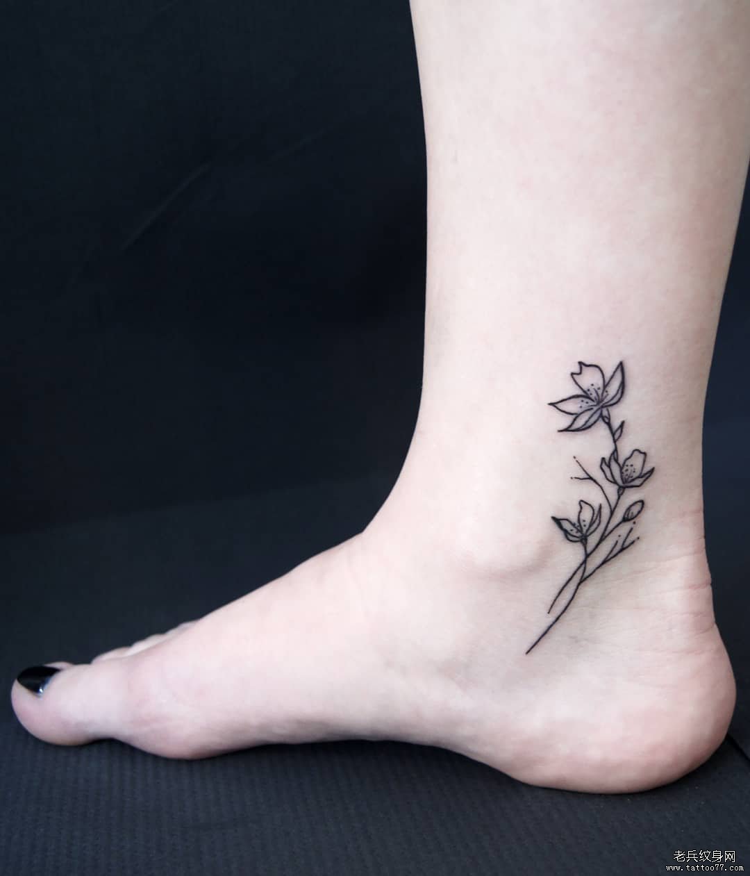 脚踝小花纹身图案